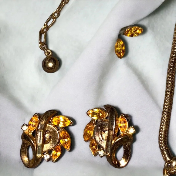 Vintage Trifari Yellow Rhinestone Gold Tone Necklace - Picture 7 of 7